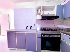 uma cozinha com um fogão e um lavatório em HOSTAL - Casa Rionegro -10 min del aeropuerto em Rionegro