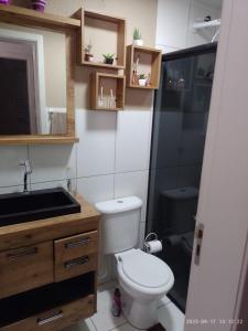 a small bathroom with a toilet and a sink at Ap ótima localização in São José dos Campos