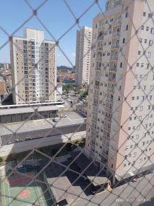 Blick auf eine Stadt mit hohen Gebäuden in der Unterkunft Ap ótima localização in São José dos Campos