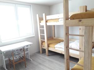 Poschodová posteľ alebo postele v izbe v ubytovaní Dovolenkový dom Nika