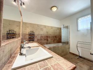 łazienka z dwiema umywalkami i wanną w obiekcie Maison location bedoin w mieście Bédoin +8 zdjęć