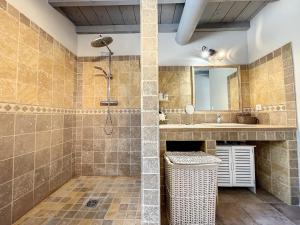 łazienka z prysznicem i umywalką w obiekcie Maison location bedoin w mieście Bédoin