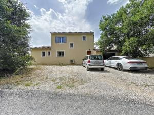 dwa samochody zaparkowane przed domem w obiekcie Maison location bedoin w mieście Bédoin