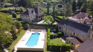 una vista aérea de una casa con piscina en Résidence Monfort, en Sarlat-la-Canéda
