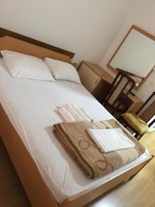 una camera con un letto con una coperta e una sedia di Hotel Diplomat a Struga