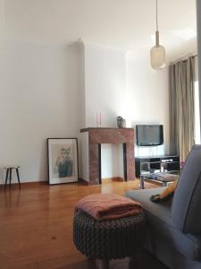 - un salon avec un canapé et une cheminée dans l'établissement Large apartment 800m from the beach 90 Square meters, à Ostende