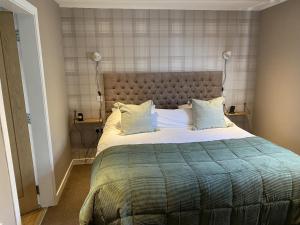 เตียงในห้องที่ Lochindaal Hotel
