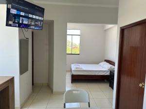 Habitación pequeña con cama y ventana en Casa Mimaya en Piura