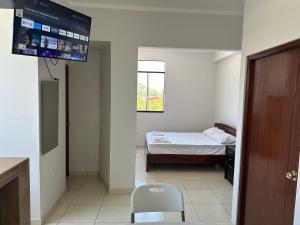 une petite pièce avec un lit et une fenêtre dans l'établissement Casa Mimaya, à Piura