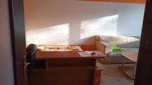Posezení v ubytování WOLF APARTMAN Pokojné ubytovanie v Považskej Bystrici Tichá lokalita s parkovaním Všade blízko Vhodné pre pracovné cesty turistiku aj oddych Plne vybavena kuchyňa
