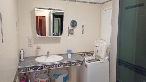 Koupelna v ubytování WOLF APARTMAN Pokojné ubytovanie v Považskej Bystrici Tichá lokalita s parkovaním Všade blízko Vhodné pre pracovné cesty turistiku aj oddych Plne vybavena kuchyňa + 24 fotografií