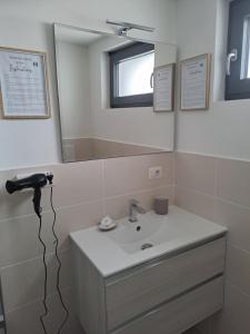um banheiro com uma pia e um espelho em Fiumicino Airport Sunflower Room em Fiumicino mais 16 fotografias