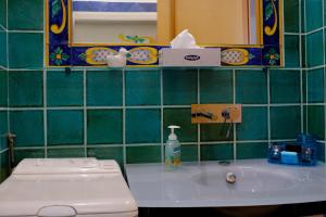 A bathroom at Vuemme 97