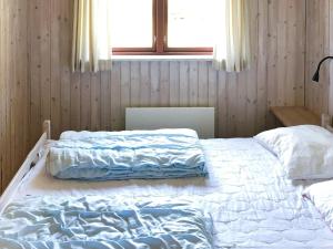 1 dormitorio con 2 camas y ventana en Three-Bedroom Holiday home in Dannemare 13, en Dannemare