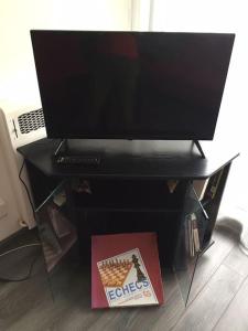 Télévision ou salle de divertissement dans l'établissement Lumineux / vue sur parc thermal