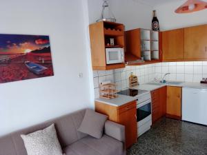 a living room with a couch and a kitchen at City Apartment Ierapetra in Ierápetra