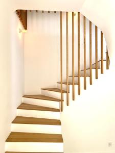 uma escada numa casa com paredes brancas em Villa Minimale em Nice