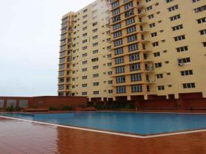 een groot appartementencomplex met een zwembad in het water bij Haris Homestay 3 Bedroom and 2 Bathroom in Kota Bharu