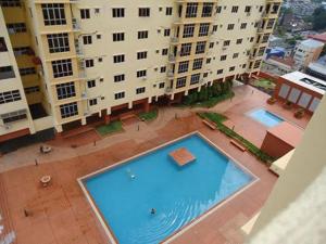 een uitzicht over een zwembad in een gebouw bij Haris Homestay 3 Bedroom and 2 Bathroom in Kota Bharu