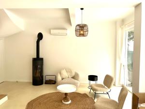 Villa Minimale في نيس: غرفة معيشة مع كرسيين ومدفأة