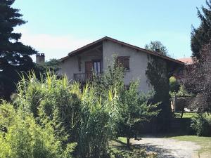 a small house in the middle of a garden at Appartement dans maison in Brié-et-Angonnes