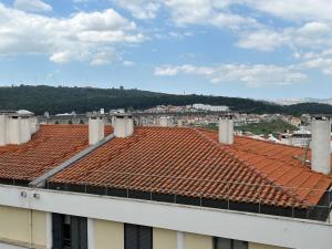 Aussicht vom Dach eines Gebäudes in der Unterkunft New Aqueduct View Romantic Apartment in Campolide - 2B in Lissabon
