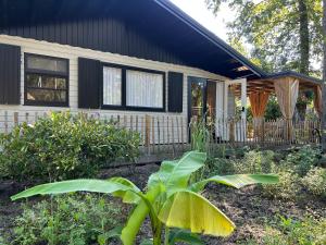 聚滕达尔Chalet Maurice的一栋前面带花园的房子