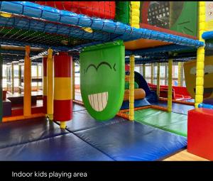 una zona de juegos interior para niños con estructura de juego en Spectacular 2 bedroom Marina sea views, en Dubái