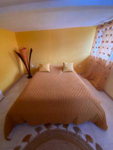 sypialnia z dużym łóżkiem w pokoju w obiekcie Odelil w mieście Le Guillaume
