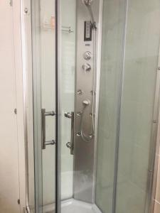 een douche met een glazen deur in de badkamer bij BB Diesis in Ferrazzano