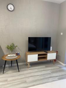 een woonkamer met een tv en een salontafel bij Apartament Poezji A39 Grey in Gliwice