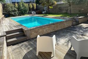 アラドンにあるL’Arabesque, villa de charme avec piscineのスイミングプール(椅子2脚、テーブル、テーブル、椅子付)