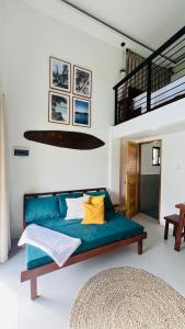sypialnia z niebieską kanapą w pokoju w obiekcie Panglao Lofts w Panglao City