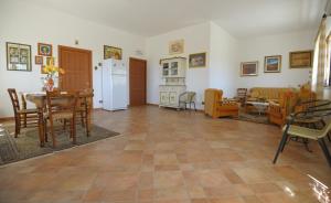 een keuken en een woonkamer met een tafel en stoelen bij Casavacanza Dattilo in Dattilo