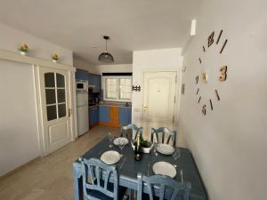 a dining room with a table and chairs and a kitchen at Los Mangueros Beach 6 in Puerto de Mogán