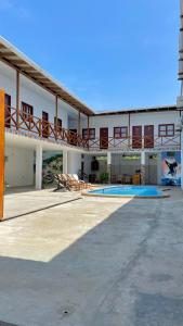 ein großes Gebäude mit einem Balkon und einer Terrasse in der Unterkunft Hostal Laurita Beach in Montañita