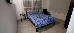 Un dormitorio con una cama con un edredón azul. en Casa libella, en Carmen de Apicalá 20 fotos más