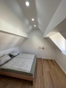 a bedroom with a bed in a attic at Modernes Haus 5 Min vom See in Waldsee