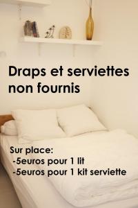 a bed in a room with the words drops at services monointes non joints at Le Porge Beach House - 4 people in Le Porge