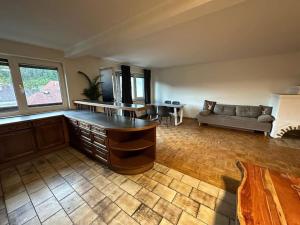 een woonkamer met een bank en een tafel bij Geräumige rustikale Tiroler Wohnung 1-8 Personen in Imst