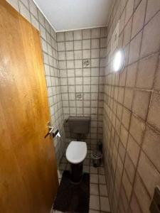 uma pequena casa de banho com um WC e uma luz em Geräumige rustikale Tiroler Wohnung 1-8 Personen em Imst
