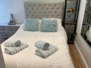 ein Schlafzimmer mit einem Bett mit Handtüchern darauf in der Unterkunft 2 bed Home from Home Apartment 41 in London
