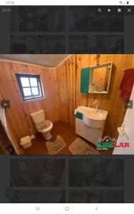 La salle de bains est pourvue de toilettes, d'un lavabo et d'un miroir. dans l'établissement Cabana recantodosamigositapua praia dos passarinhos itapua, à Viamão
