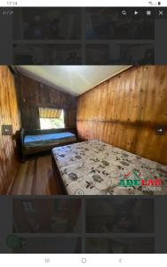 ein Bild eines Zimmers mit einem Bett darin in der Unterkunft Cabana recantodosamigositapua praia dos passarinhos itapua in Viamão