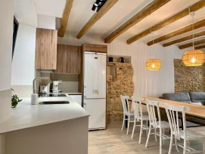 a kitchen and dining room with a table and chairs at Can Joan Empordà in Ordis