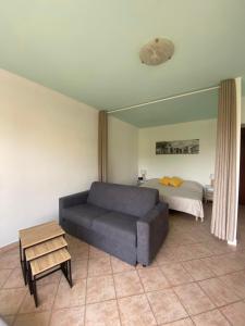 - un salon avec un canapé et un lit dans l'établissement Chris'Home2, à Roquebrune-Cap-Martin