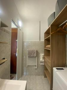 La petite salle de bains est pourvue d'un lavabo et d'une serviette. dans l'établissement Chris'Home2, à Roquebrune-Cap-Martin