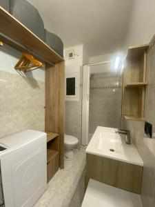 La salle de bains est pourvue d'un lavabo et de toilettes. dans l'établissement Chris'Home2, à Roquebrune-Cap-Martin