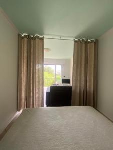 - une chambre avec un lit et une fenêtre dans l'établissement Chris'Home2, à Roquebrune-Cap-Martin