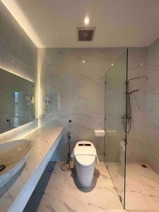 uma casa de banho com um WC, um lavatório e um chuveiro em The Rice Villas วิวทุ่งนาภูเขา 2King beds& hot Bathtub em San Sai